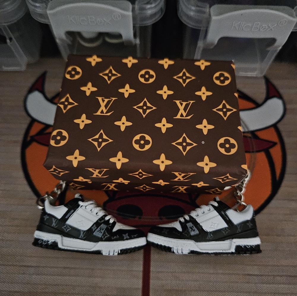 Fashion pair of mini sneakers keychain.(Black/ White). - Picture 5 of 8